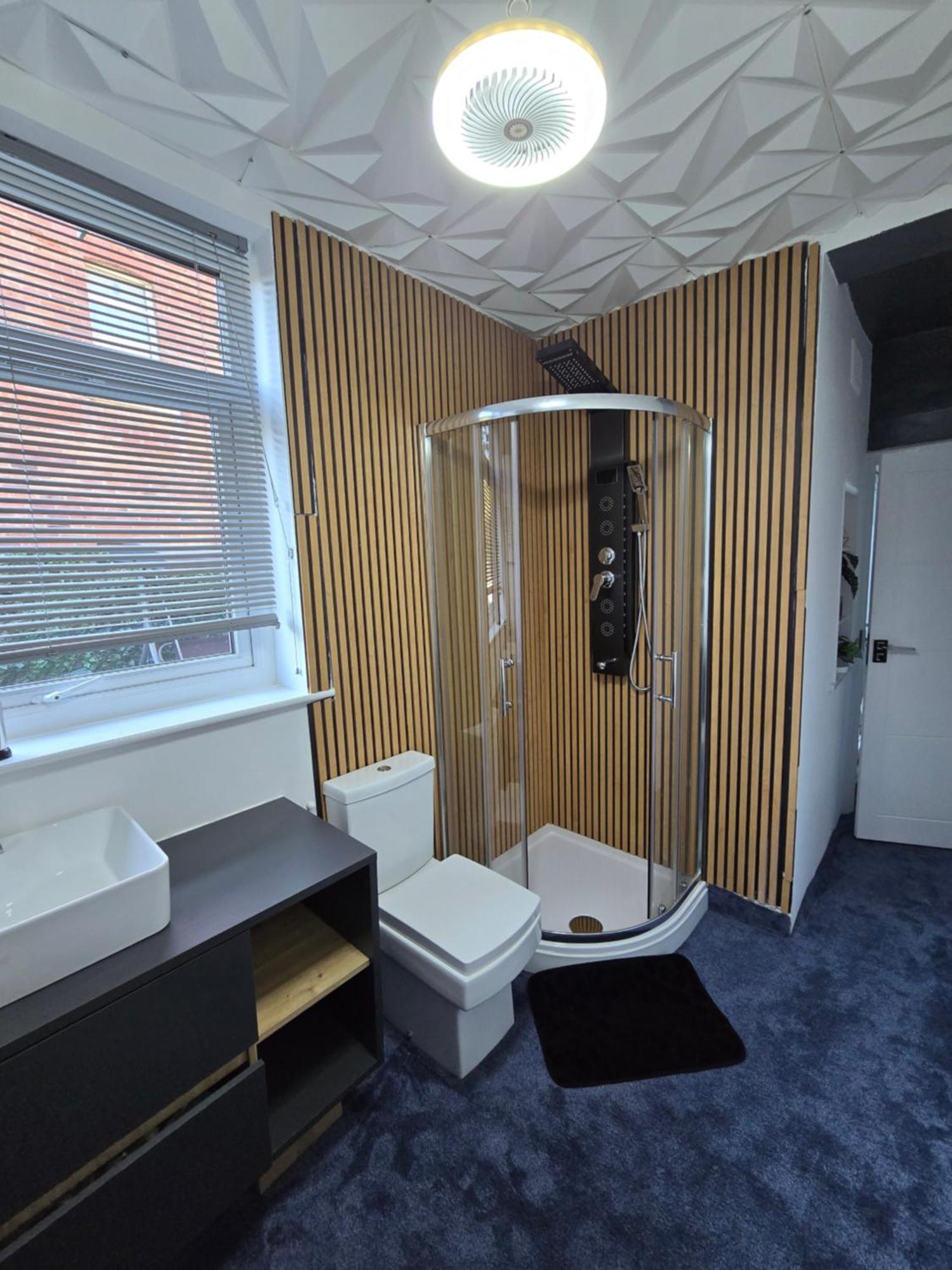 Ensuite With Private Entrance And Private Garden * Blackpool